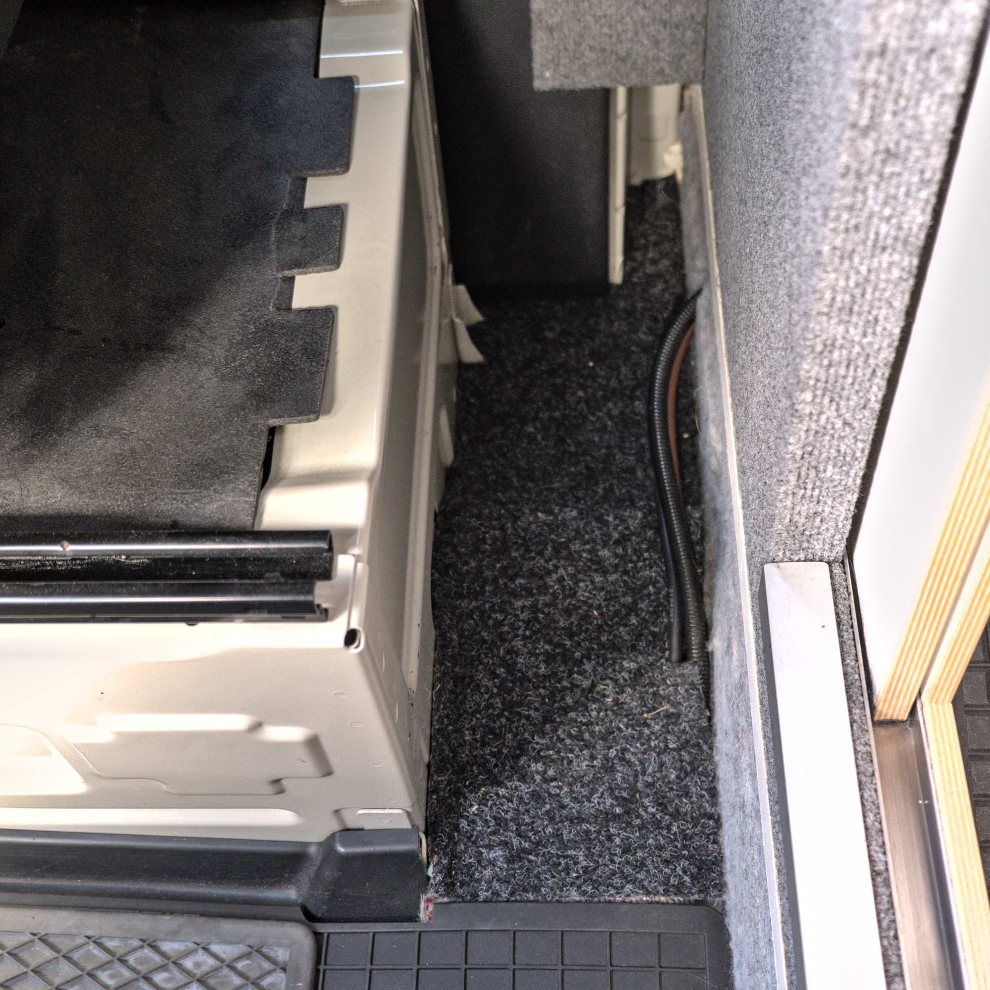 hinter Beifahrersitz